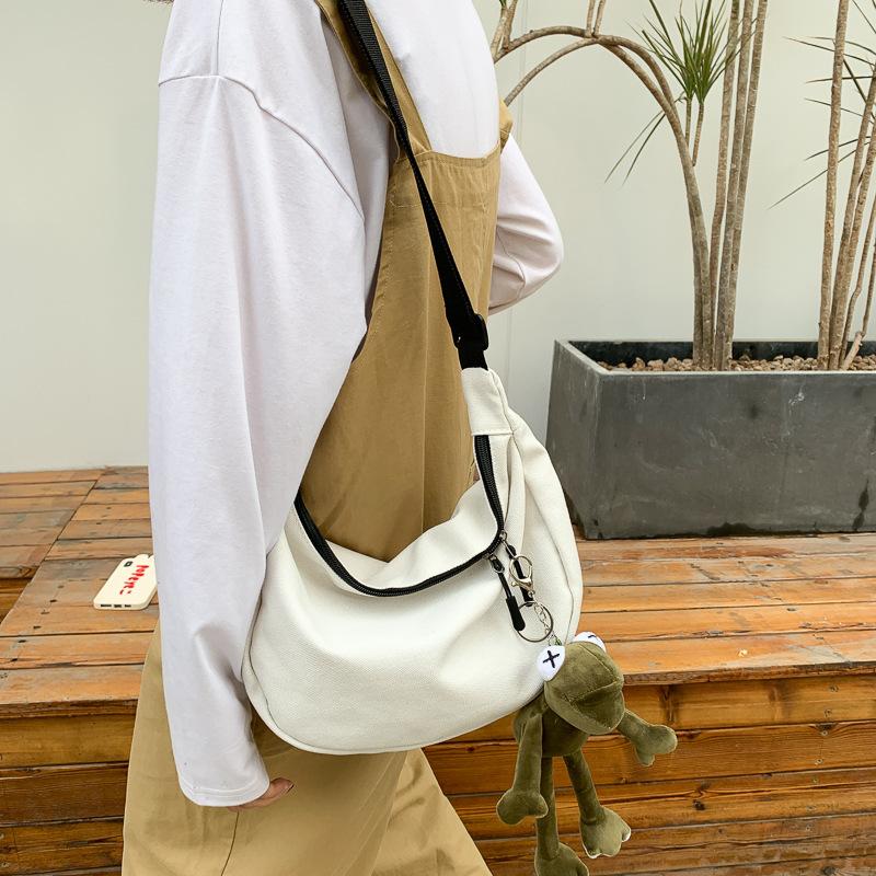 Versione coreana della borsa a tracolla da donna in tela tinta unita per studenti Borsa a tracolla minimalista Harajuku Hong Kong Wind Wind nero scuro con marea