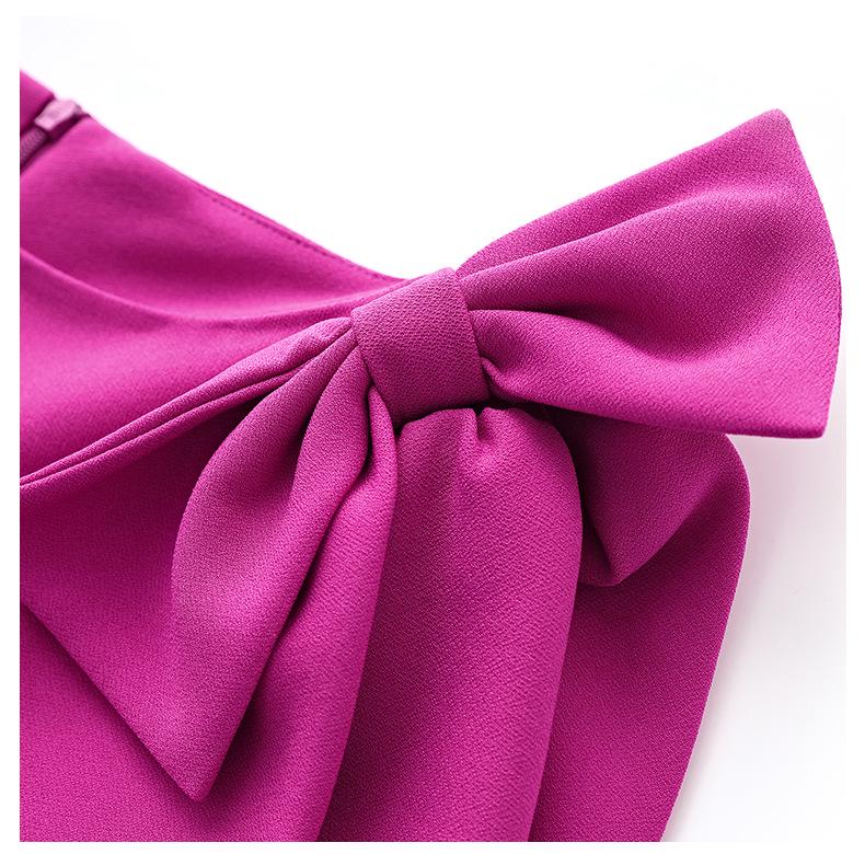 Elegantes Rundhalskleid mit Schleife und Falten