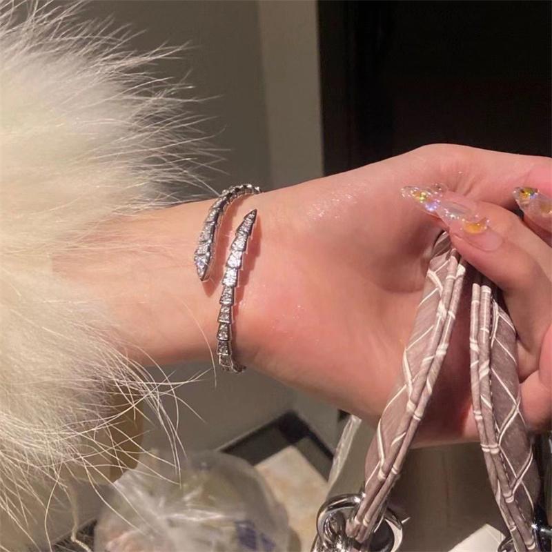 

Классические темпераментные браслеты-змеи для женщин и девушек, простые, блестящие, инкрустированные цирконом, браслет, ювелирные аксессуары для вечеринок, подарки