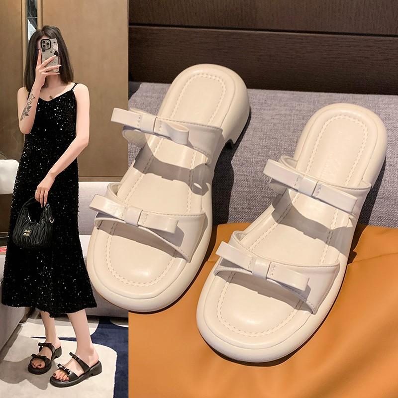 Silberne Pantoffeln Damen 2025 neue Sommerbekleidung Mode dicksohlige leichte Sandalen High-End-Feeling mit Rock coole Pantoffeln