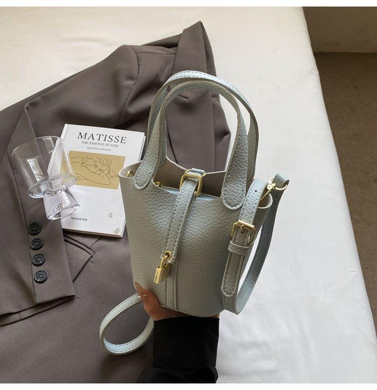 

Популярная в этом году модная женская сумка высокого класса 2025 корейская версия новой простой повседневной сумки-ведра через плечо женская