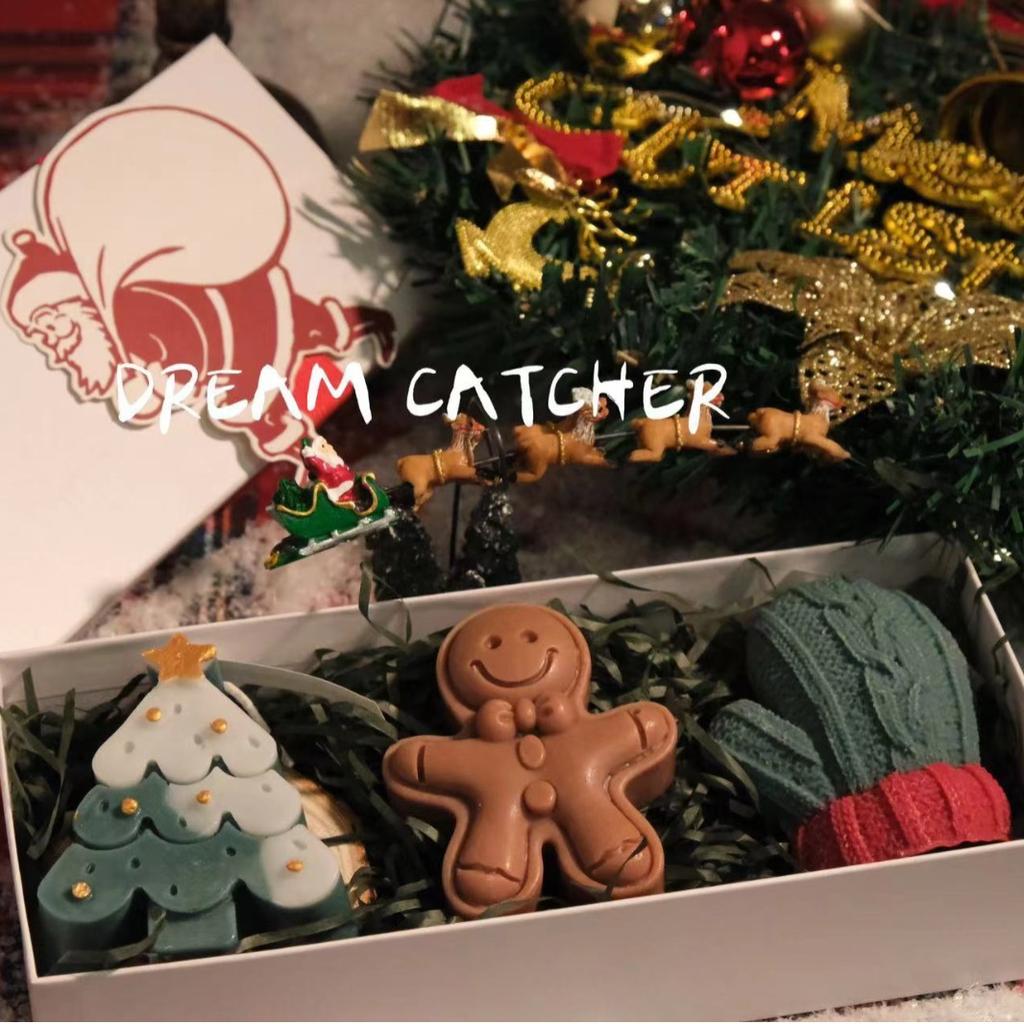Kreatives 3-teiliges handgefertigtes duftendes Weihnachts-Kerzen-Geschenkset. Grüner Weihnachtsbaum, Weißes Reh. Ingwerbonbon-Mann. Grüne Handschuhe.