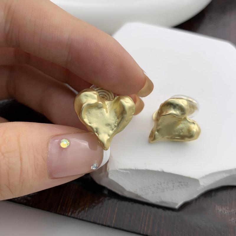 Stylish Heart Ear Clip: Unique, Cool, Non-Piercing Earrings with High-End, Versatile Design.