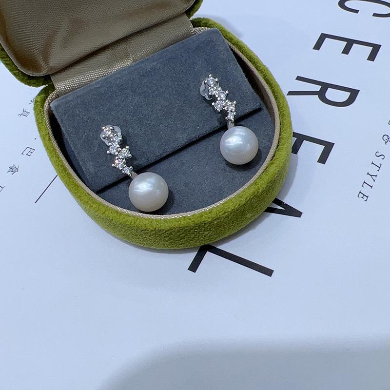 Elegant Freshwater Pearl Stud Earrings - Simple, Versatile, and Fashionable for Daily Wear.