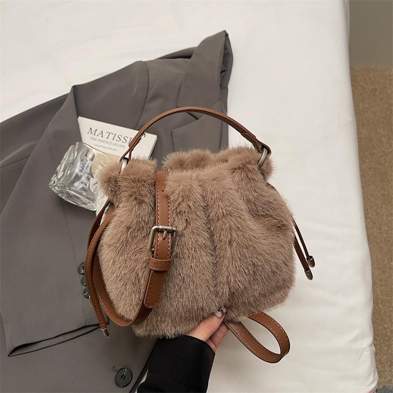 New Plush Bucket Bag Women's Daily Versatile Messenger Bag Fashion Shoulder Bag Pleated Fluff Handbag