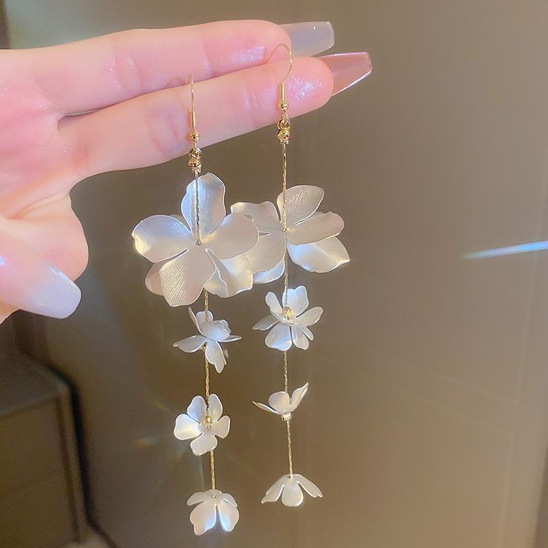 White pearl shell fringed earrings fashionable and elegant temperament earrings French light luxury high-end earrings women