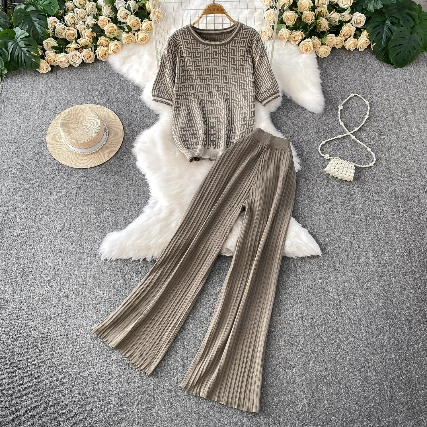 

Летний женский дизайнерский комплект из двух предметов: трикотажный свитер, брюки, короткий рукав, топ и широкие плиссированные брюки One size