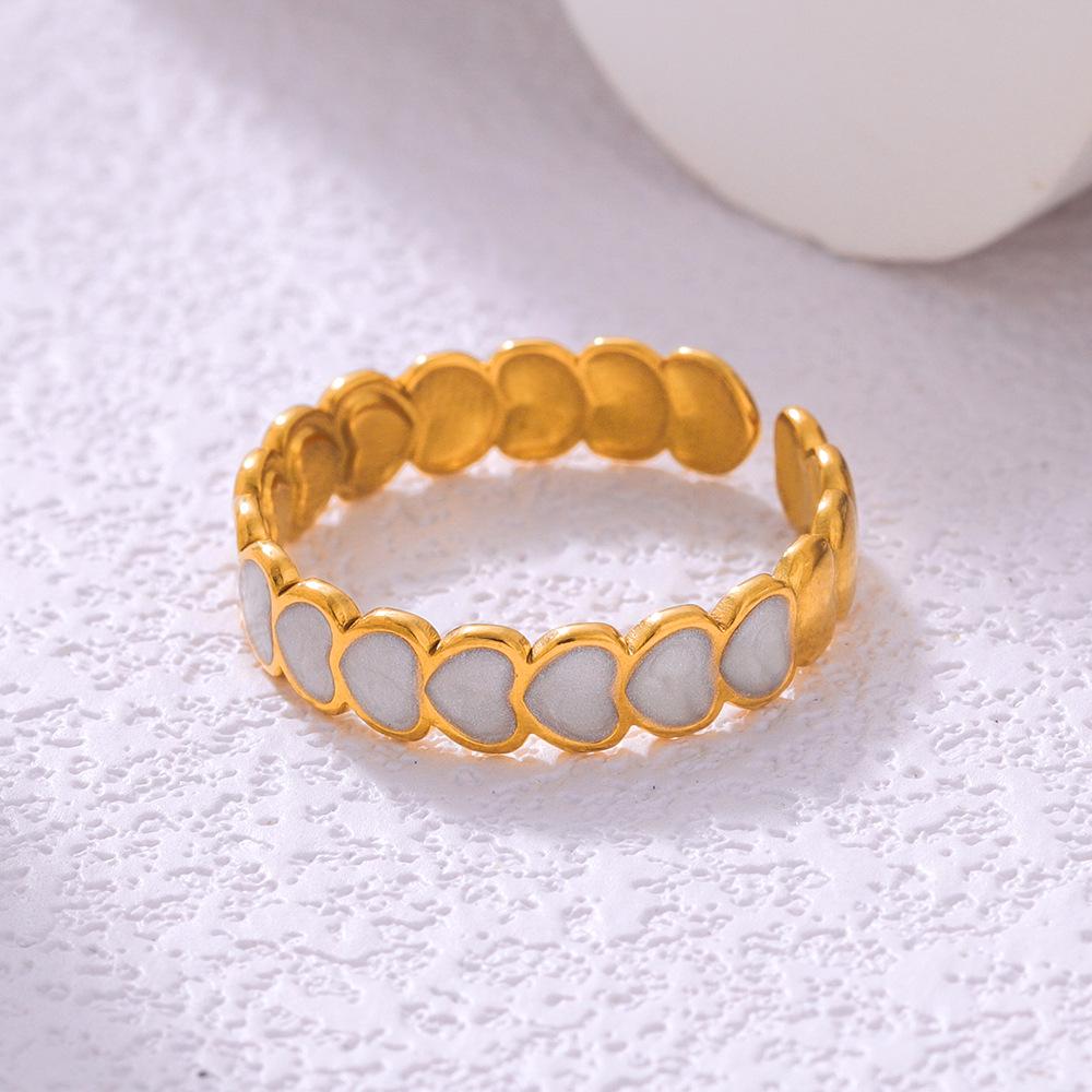 Anello in Acciaio Titanio Placcato Oro - Elegante Stile Ins da Donna con Sensazione di Alta Gamma e Design Semplice, Influenza Europea e Americana.