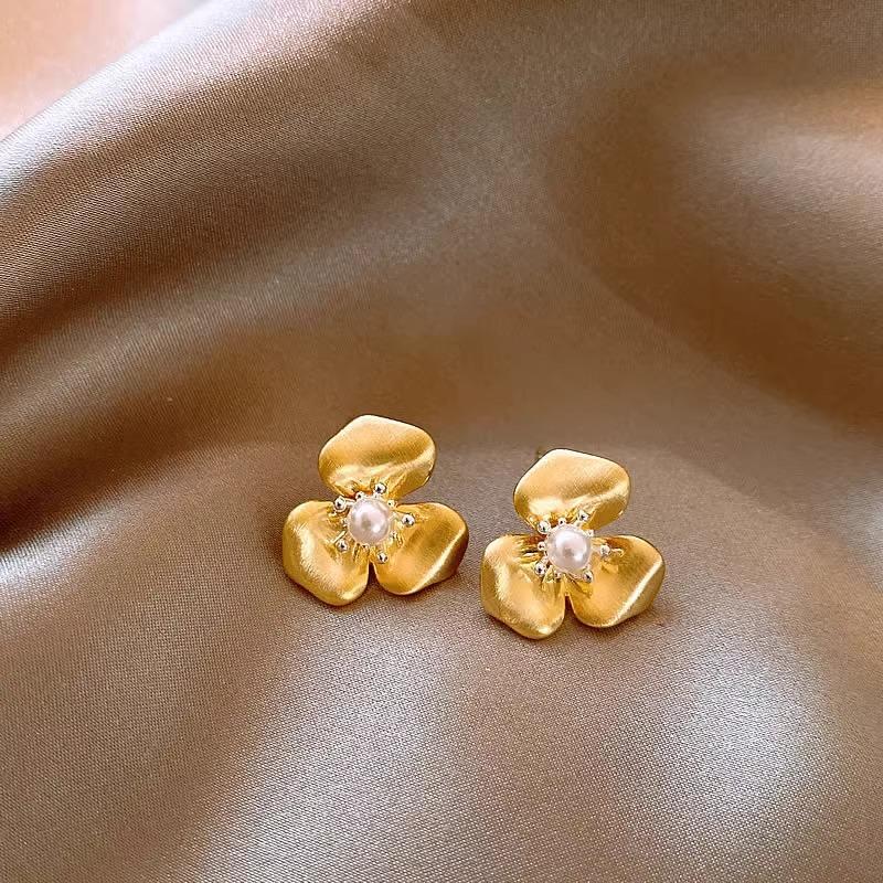 

Hong Kong [Designer] Caiem Kaiet flower earrings women s niche design high-end light luxury stud earrings золотой