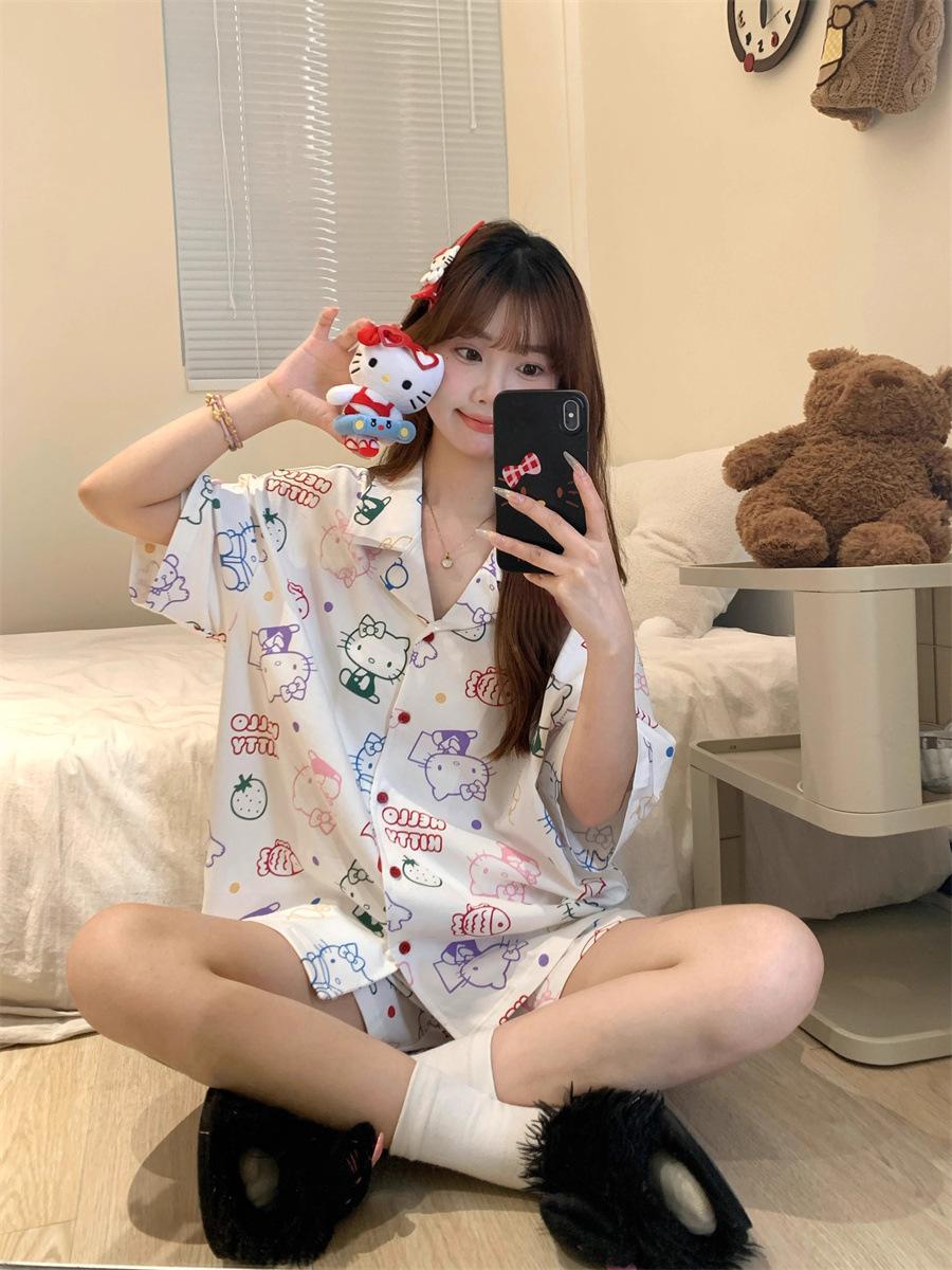 

The new sweet full-printed graffiti style Hello Kitty pajamas can be worn by women in summer, short-sleeved shorts set ins wind home S