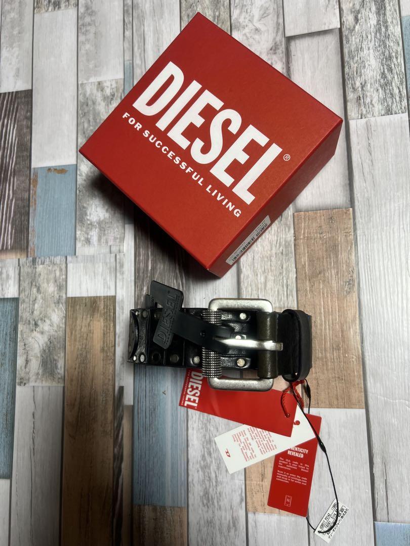 

[Б/У] Чрезвычайно лимитированная серия кожаного ремня DIESEL с шипами в черном и серебристом цвете.