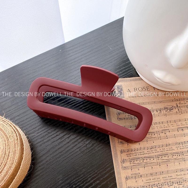 Fashionable Large Matte Plastic Hair Claw For Sophisticated Hairstyles In Multiple Shades