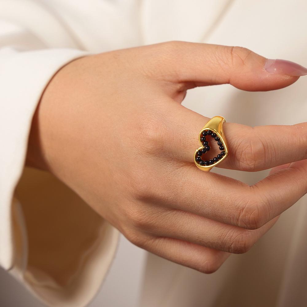 European & American Geometric Gilded Copper Heart Ring with Smooth Surface Design & Creative Imitation Pearl – Trendy Luxury Couple Rings for Women.