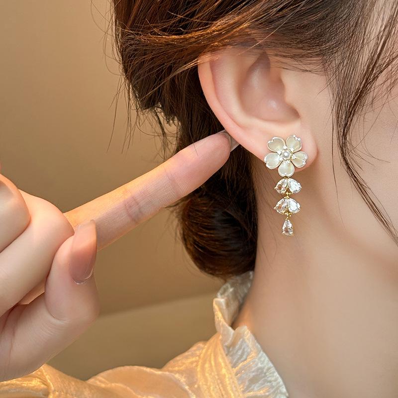 Elegant Retro White Flower Zircon Tassel Earrings for Women - Light Luxury and Versatile Ear Jewelry