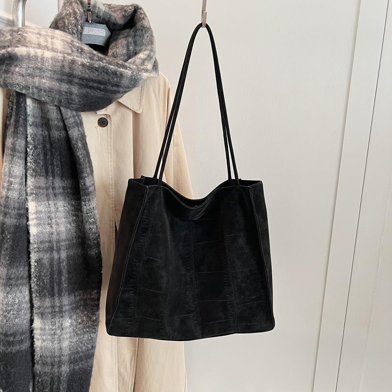 

Retro large-capacity shoulder bag women s new casual temperament commuter big bag simple versatile tote bag чёрный