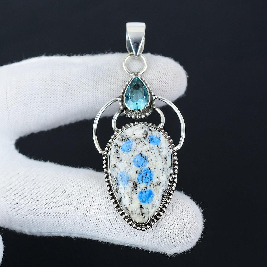 Naturalny Kamień K2 Azuryt Srebrna Zawieszka ze Srebra Próby 925 - Ręcznie Robiony Wzór, Biżuteria do Noszenia na Co Dzień, Unikalna Zawieszka z Niebieskim Topazem Prezent Dla Niej