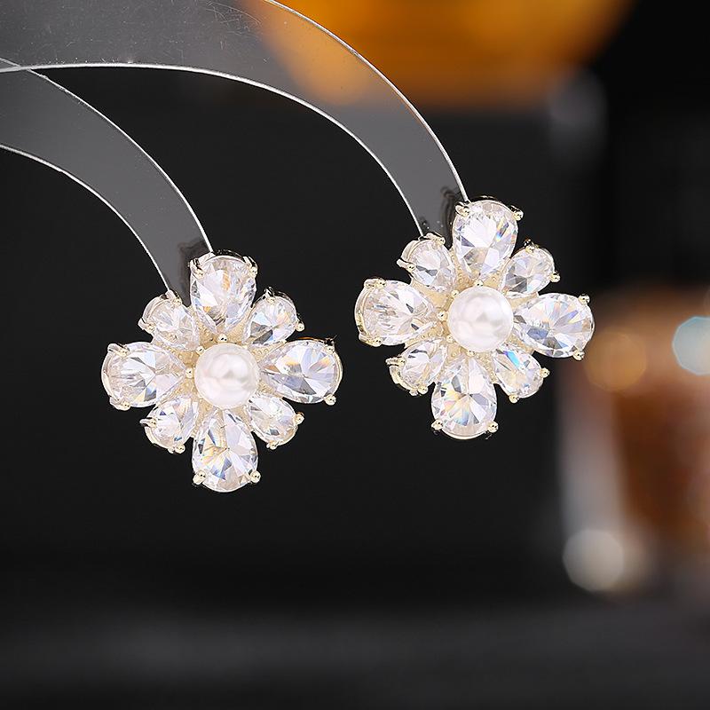 

New sweet personalized earrings slightly inlaid with colored zircon pearl s925 silver needle exquisite flower fashion stud earrings