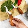 Ein Holzmesser zum Hacken von Frühlingszwiebeln, ein effizientes Werkzeug zum gleichmäßigen Hacken von Kräutern und Knoblauch, perfekt für die Zubereitung zu Hause