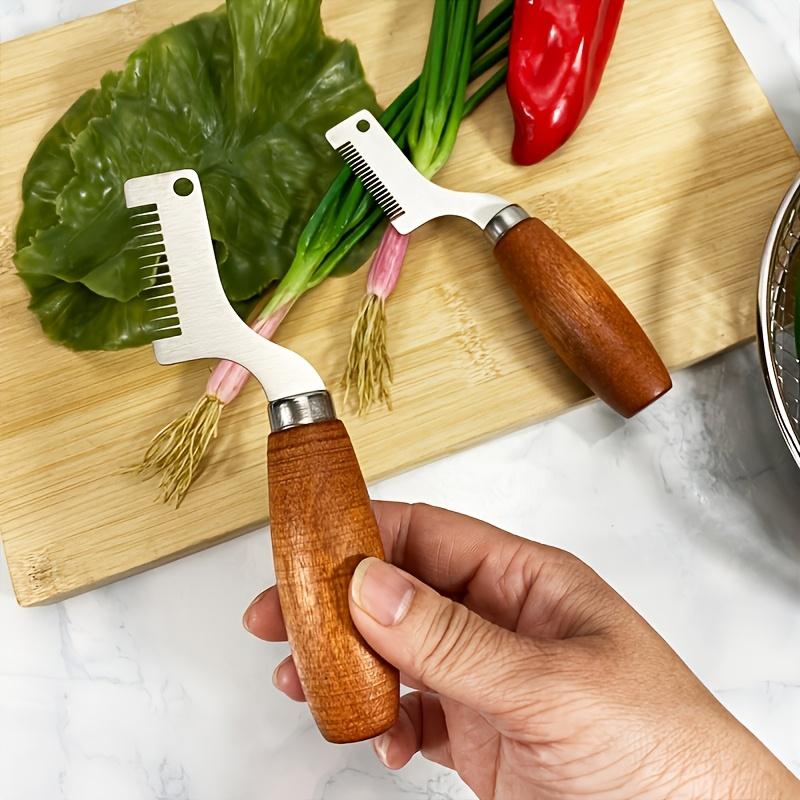 Ein Holzmesser zum Hacken von Frühlingszwiebeln, ein effizientes Werkzeug zum gleichmäßigen Hacken von Kräutern und Knoblauch, perfekt für die Zubereitung zu Hause