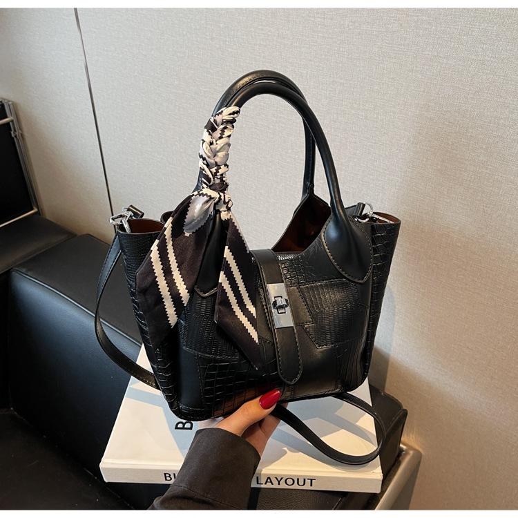 

Large capacity bag women s new summer versatile shoulder messenger bag popular portable bucket bag чорний