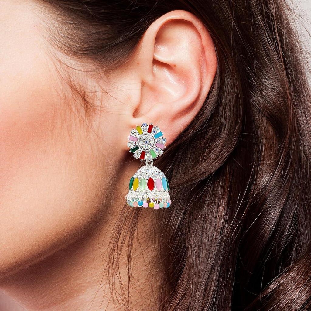 Cercei antic și frumos împodobit cu picături de perle Jumkhi tradițional pentru femei și fete