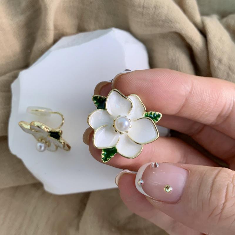 Elegant Flower Ear Cuff: Versatile, Non-Piercing, and Light Luxury for Women