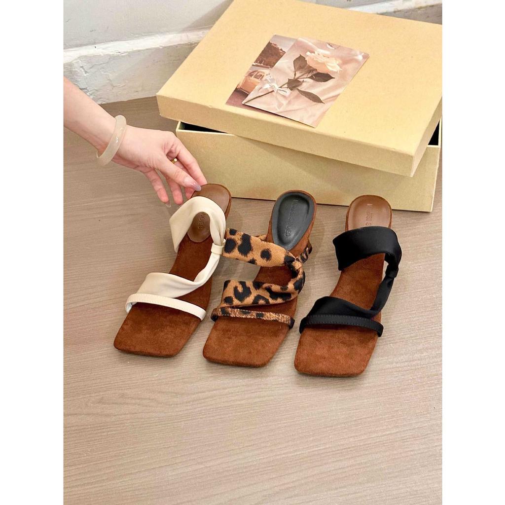 Karamell-Latte! Retro Wildleder quadratischer Kopf mit dickem Absatz Sandalen Damen 2025 neu breiter Rand mit zwei Sandalen