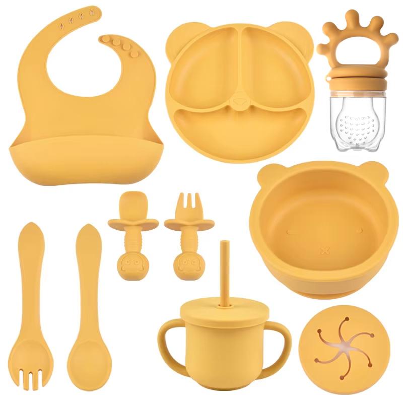 9 delar/set BPA-fri Silikon Baby Matningsset Sugkoppsskål Delad Middagstallrik Mug med Sugrör Sked Gaffel Justerbar Haklapp Barnservis