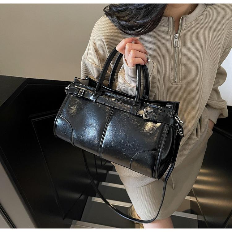 

New hand-held underarm bag fashionable contrasting color women s shoulder oil wax leather large-capacity bag чёрный