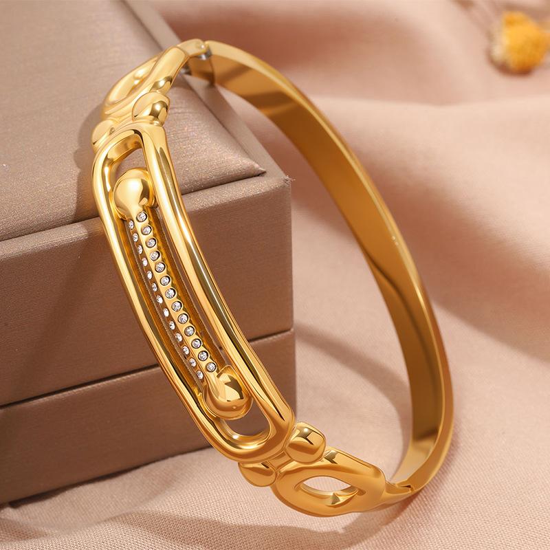 Hollow Titanium Steel Women's Fashionable and Elegant Light Luxury Bracelet