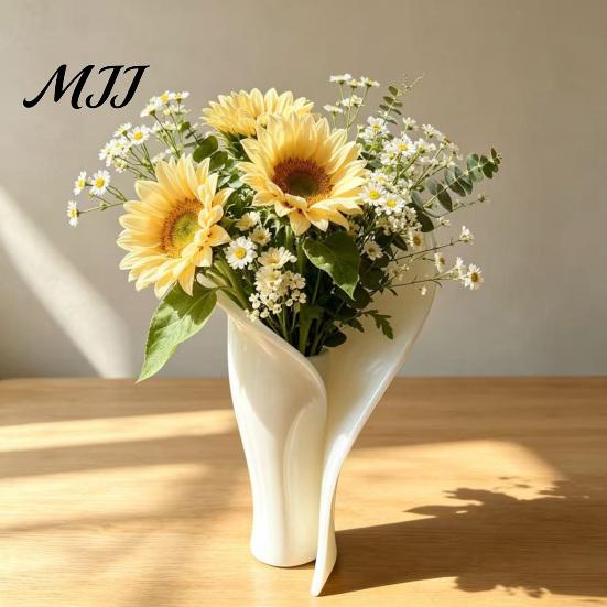 Minimalist Flower Holder 3D Printed Leaf Shaped Vase, Decorative Vase for Flowers Arrangement, Modern Tabletop Home Living Room Decor Table