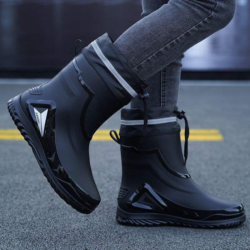 Rain shoes men's fashion waterproof bundle rain boots medium and short tube velvet waterproof shoes car wash work fishing rubber shoes overshoes
