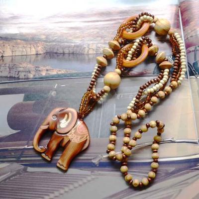 Kalung resin kayu Bohemian wanita gaya etnis retro gajah manik-manik gantungan svetr rantai aksesori ledakan