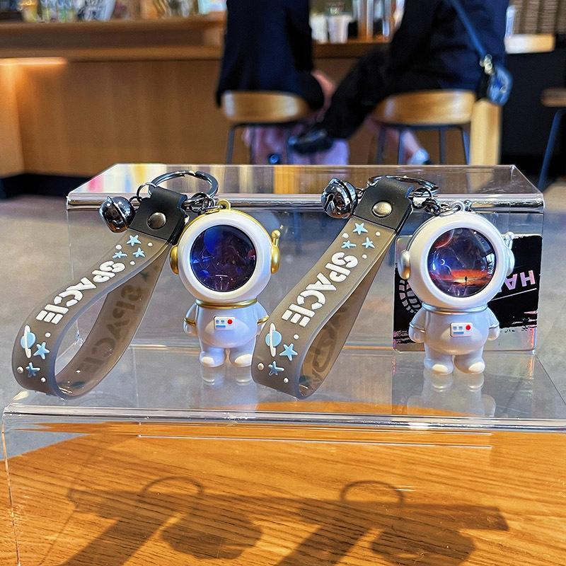 Söt Stjärnklar Nattlampa Astronaut Bil Nyckelring Ljusande Nyckelring för Par Väskhänge Gåvor