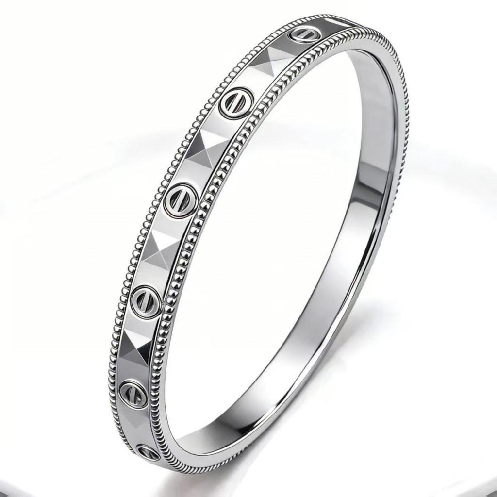 Elegante Bracciale in Acciaio Titanio Placcato Oro per Donna - Raffinato Design Europeo e Americano