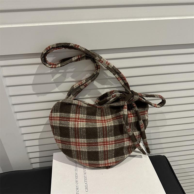 

Retro Heart Shape Plaid Woolen Shoulder Bags for Women Large Capacity Ladies Handbags Lightweight Portable Student Girls Tote