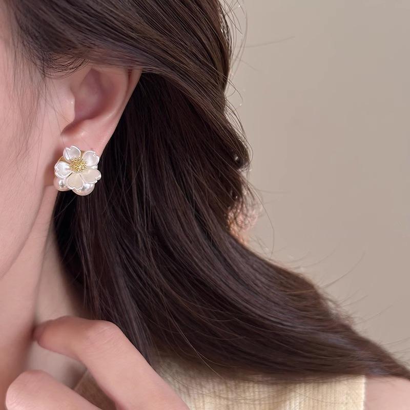 Atmospheric pearl flower stud earrings women's unique new earrings light luxury high-end temperament exquisite commuter earrings