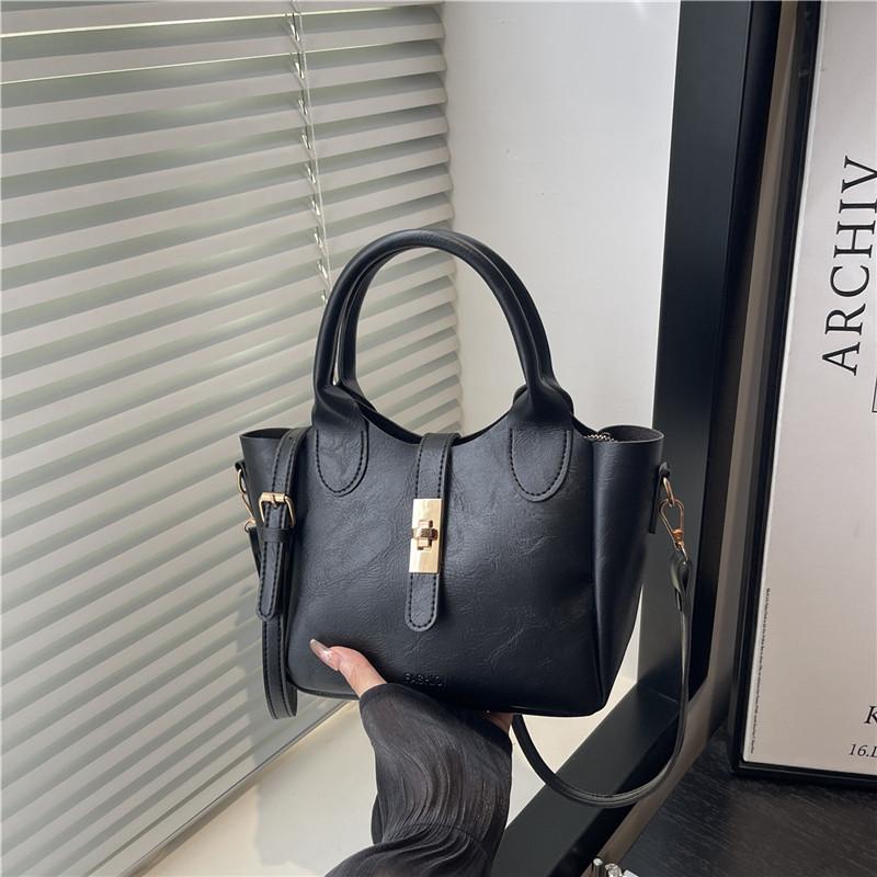 

Premium feeling hand carrying bucket bag women s winter new simple fashion shoulder bag trend casual versatile women s bag чёрный