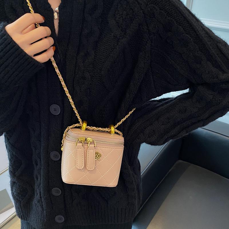 This Year, the Popular Diamond Embroidered Thread Small Bag Women's 2025 New Versatile Ins Chain Messenger Bag Fashion Mini Bag