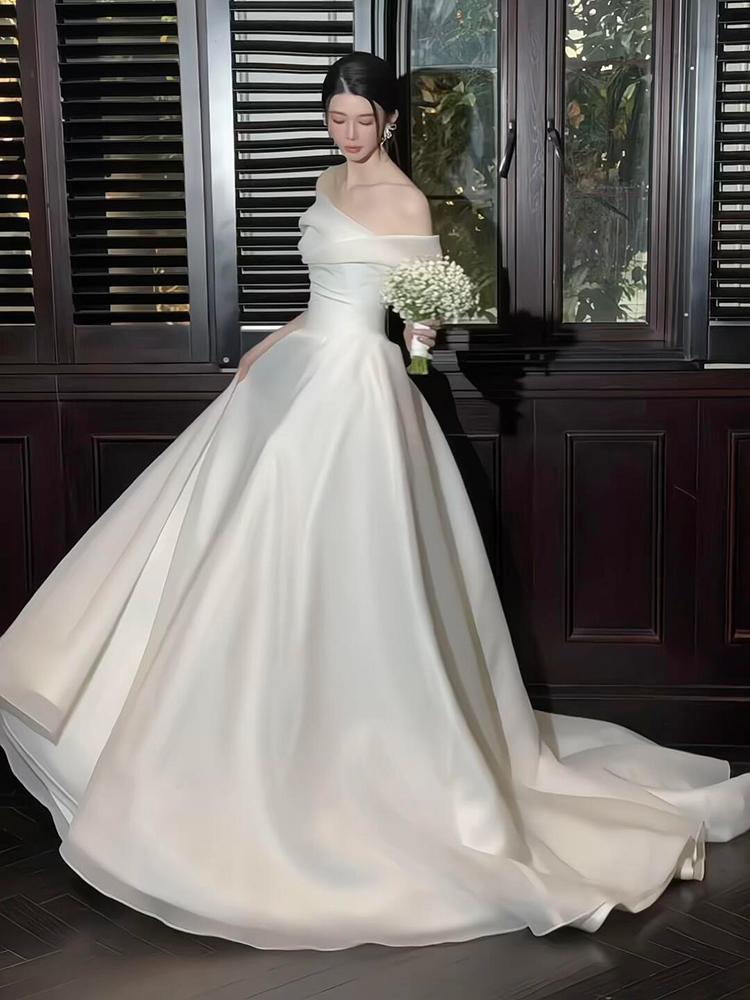 Elegant Simple Bridal Gown One Shoulder Lightweight Outdoor Wedding Dress Floor Length Train Korean Style Bridal Dress