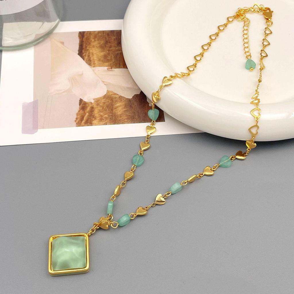 Vintage European & American Green Jade Heart Pendant Necklace - Exquisite Retro Choker