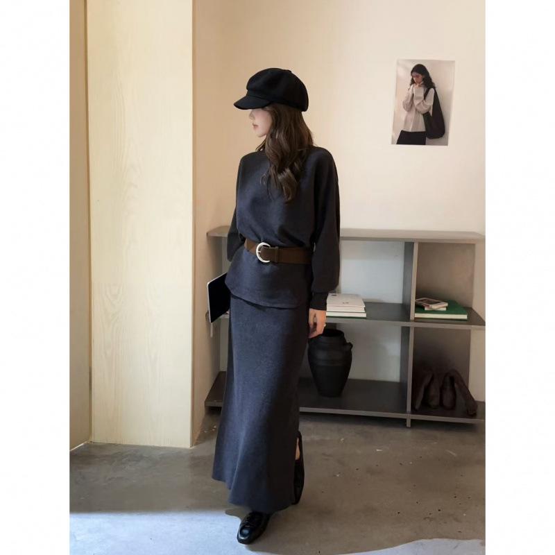 Versatile Casual Fashion Set: Autumn/Winter Slimming Knit Outfit for Date or Commute