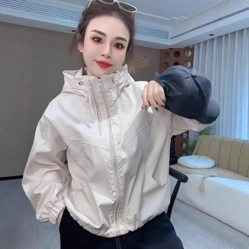 Dámská unikátní větrovka s kapucí - Stylový a volný střih pro jaro a podzim 2025.