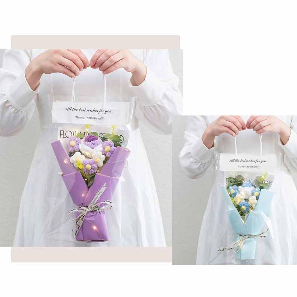 Wunderschöner Abschlussblumenstrauß mit Geschenktüte, gewebter Wollstrauß, gehäkelter Blumenstrauß