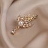Stylish and simple leaf brooch, high-end sense of light luxury, high-end women's elegant temperament pin, coat accessories