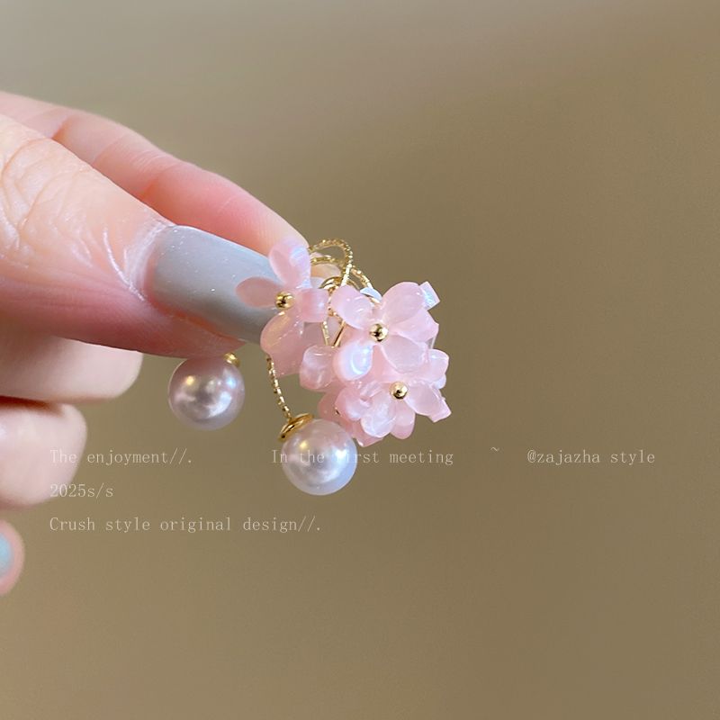 

Immortal Sweet Pearl Flower Stud Earrings Women Niche Design Sense Unique Beautiful Earrings 2025 New Exquisite Earrings Pink pearl flower cluster