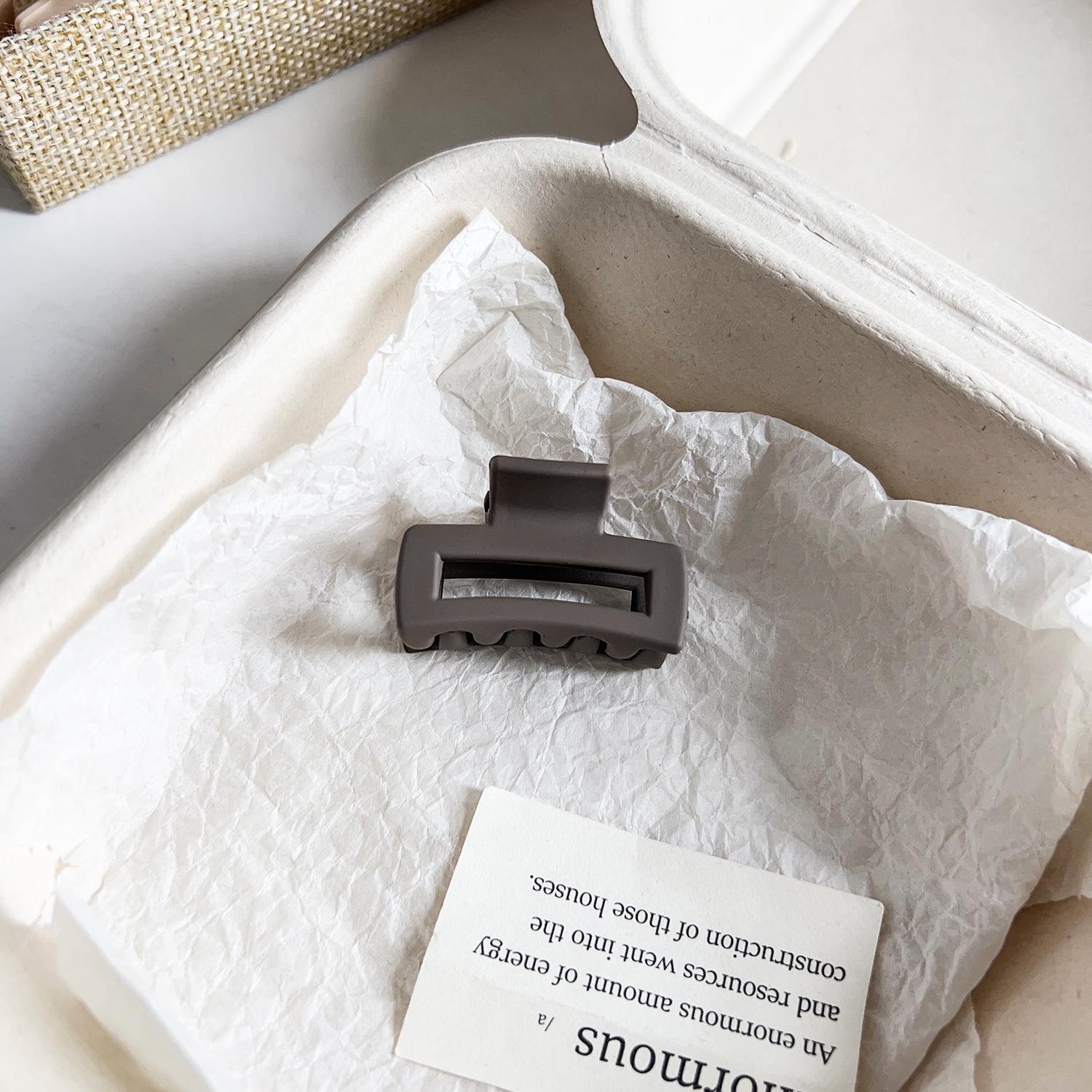 

Универсальная заколка для волос в виде акулы с матовым цветочным узором для хвостиков и полузавязанных причесок PS