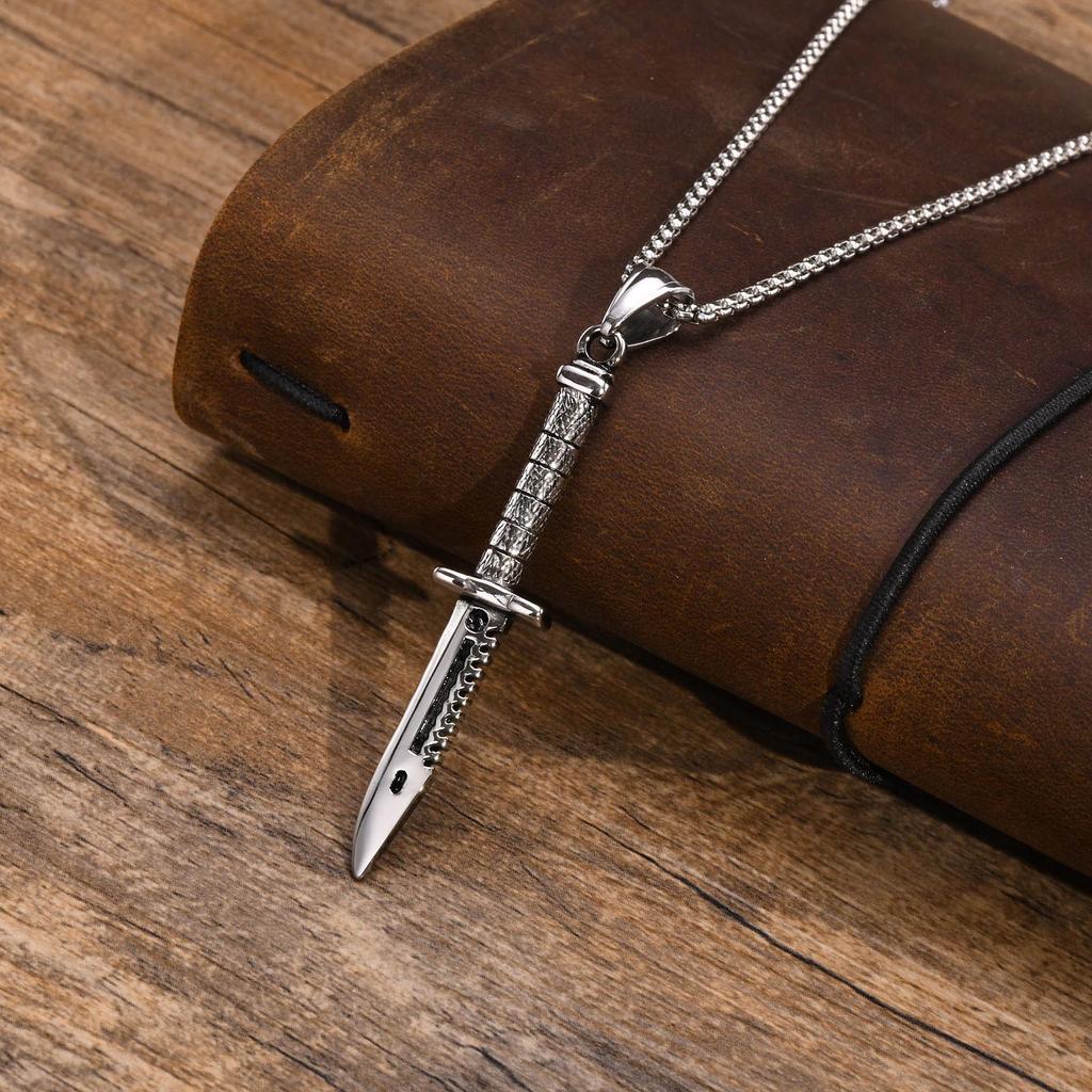 Colliers Poignards Rock Punk pour Hommes, Acier Inoxydable Imperméable Hip Hop Pendentif Stiletto Collier Bijoux Cadeau