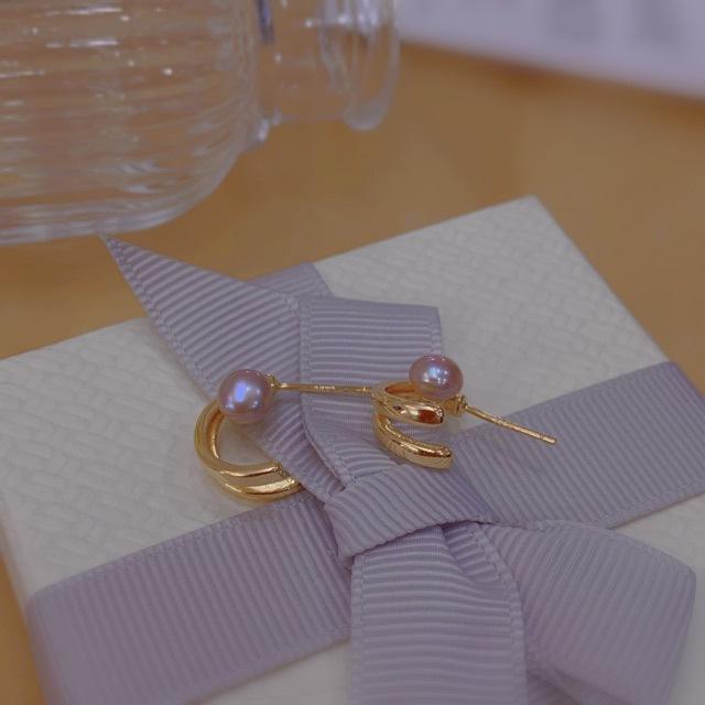 Small and Versatile Natural Freshwater Pearl Stud Earrings for Women's New Simple Daily Commuting Temperament Niche Design Earrings