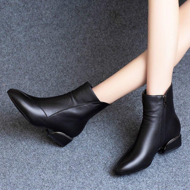 Soft leather short boots women's 2025 autumn and winter new fashion British style Martin boots pointed low heel single boots velvet cotton boots